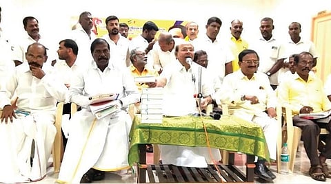 திண்டிவனத்தில் பாமக தொழிற்சங்க பேரவையின் மாநில பொதுக்குழு கூட்டத்தில் பேசிய பாமக நிறுவனர் ராமதாஸ். உடன் கவுரவத் தலைவர் ஜி.கே.மணி உள்ளிட்டோர்.