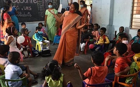 மழலையர் வகுப்புக்கு நிரந்தர ஆசிரியர்: பாமக, மக்கள் நீதி மய்யம் கோரிக்கை