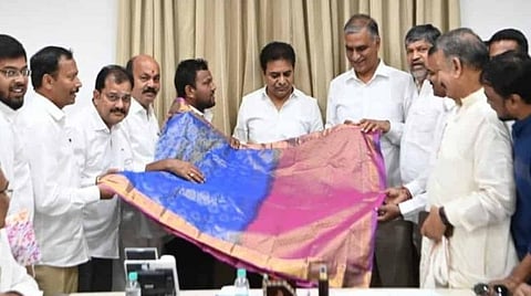 27 வகை நறுமணம் வீசும் பட்டுப்புடவை - நெசவு தொழிலாளியை பாராட்டிய தெலங்கானா அமைச்சர்