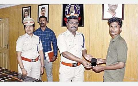 திருவள்ளூரில், காணாமல் போன செல்போன்களை கண்டுபிடித்து அவற்றின் உரிமையாளர்களிடம் ஒப்படைத்த எஸ்.பி. சிபாஸ் கல்யாண்.