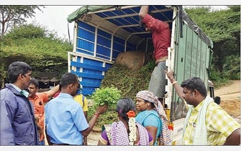சூளகிரி கொத்தமல்லி சந்தையில் வாகனத்தில் விற்பனை செய்யப்படும் கொத்தமல்லியை வாங்கும் பொதுமக்கள்.