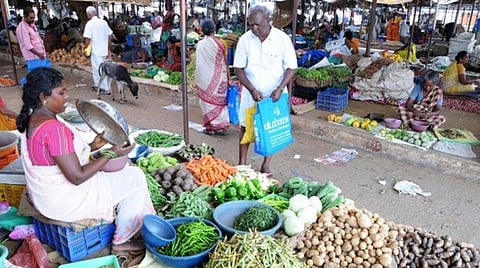 மதுரையில் காய்கறிகள் விலை உயர்வு: சின்ன வெங்காயம் கிலோ ரூ.90, கேரட் ரூ.80-க்கு விற்பனை