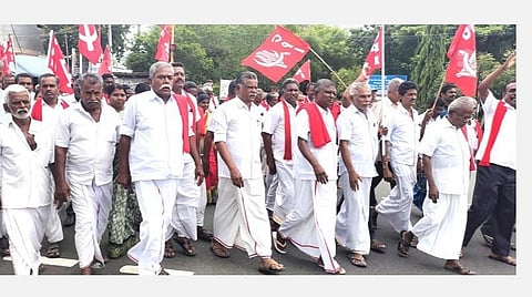 இந்திய கம்யூனிஸ்ட் கட்சியினர் நடை பயணம்.