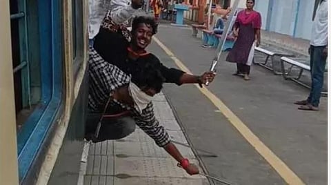 புறநகர் ரயிலில் பட்டா கத்தியுடன் பயணம்: 3 கல்லூரி மாணவர்கள் கைது