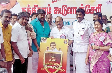 நந்திவரம் - கூடுவாஞ்சேரியில் பொதுப் பிரச்சினைகள் மீது நடவடிக்கை எடுக்கும் வகையில் உருவாக்கப்பட்ட ‘நம்ம நந்திவரம் - கூடுவாஞ்சேரி’ என்ற செயலியை அமைச்சர் தா.மோ.அன்பரசன் தொடங்கி வைத்தார்.