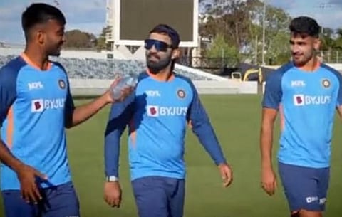 சக்காரியா, தினேஷ் கார்த்திக் மற்றும் முகேஷ்.