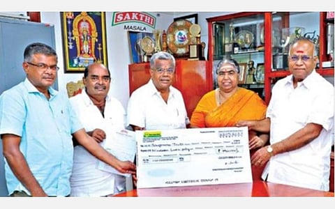 பாசூர் எரிவாயு மயானத்துக்கு ஆம்புலன்ஸ் வாங்க ரூ.19 லட்சத்துக்கான காசோலையை சக்தி மசாலா நிறுவனர்கள்  பி.சி. துரைசாமி மற்றும் சாந்திதுரைசாமி ஆகியோர், சங்கமம் டிரஸ்டின் துணைத்தலைவர் எ.பி.ஜெகதீசன், பொருளாளர் பி.எஸ். இளங்கோ, செயலாளர் பிகேபி அருண் ஆகியோரிடம் வழங்கினர்.