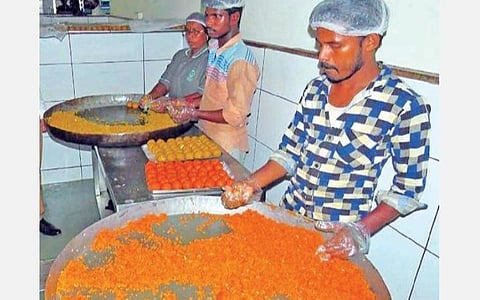 கோவையில் உள்ள பலகார கடையில் லட்டு தயாரிக்கும் பணியில் ஈடுபட்டுள்ள பணியாளர்கள்.