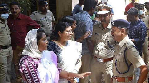 இரு பெண்கள் கொல்லப்பட்ட வீட்டின் அருகே கொச்சி துணை போலீஸ் கமிஷனர் எஸ்.ஸ்ரீதரனுடன் விவாதிக்கும் கேரள பெண்கள் ஆணைய தலைவர் பி.சீதாதேவி | படம்: லெஜு கமல்