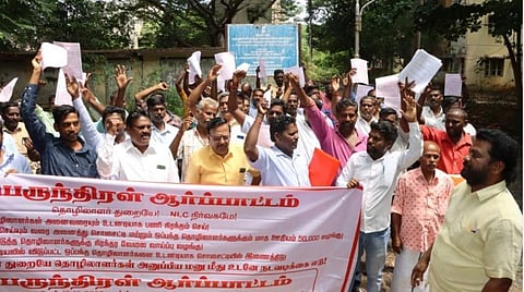 ''தமிழ் தெரியாத அதிகாரி நியமனத்தால் தொழிலாளர்கள் பாதிப்பு'' - போராட்டம் நடத்திய என்எல்சி ஊழியர்கள் குற்றச்சாட்டு