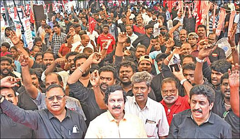 எஸ்ஆர்எம்யூ பொதுச் செயலாளர் என்.கண்ணையா தலைமையில் உண்ணாவிரதப் போராட்டம் சென்னை சென்ட்ரல் ரயில் நிலையம் முன்பாக நேற்று நடைபெற்றது. இப்போராட்டத்தில் எஸ்ஆர்எம்யூ துணை பொதுச்செயலாளர் பால் மாக்ஸ்வெல் ஜான்சன் உள்ளிட்ட பலர் பங்கேற்றனர். படம்: ம.பிரபு