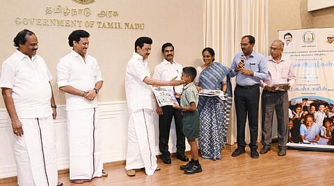 ஆசிரியர்களுக்கான ‘கனவு ஆசிரியர்’ - பள்ளி மாணவர்களுக்கான ‘ஊஞ்சல்’, ‘தேன்சிட்டு’ இதழ்கள்: மு.க.ஸ்டாலின் வெளியிட்டார்