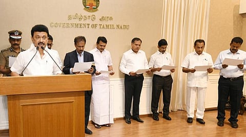 மாணவர்களுக்கான சாலைப் பாதுகாப்பு விழிப்புணர்வுத் திட்டமான `குட்டி காவலர்' திட்டத்தை  தலைமைச் செயலகத்திலிருந்து நேற்று காணொலி மூலம் தொடங்கிவைத்த முதல்வர் மு.க.ஸ்டாலின், சாலைப் பாதுகாப்பு விழிப்புணர்வு உறுதிமொழியை வாசிக்க, அமைச்சர் வி.செந்தில்பாலாஜி, தலைமைச் செயலர் வெ.இறையன்பு உள்ளிட்டோரும், கோவை கொடிசியா வளாகத்திலிருந்து காணொலி வாயிலாக மாவட்ட ஆட்சியர் ஜி.எம்.சமீரான் மற்றும் மாணவ, மாணவிகள் உள்ளிட்டோரும் உறுதிமொழியை ஏற்றுக்கொண்டனர்.