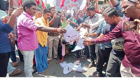 புதுச்சேரியில் நடைபாதை கடைகள் அகற்றத்துக்கு எதிர்ப்பு: வியாபார உரிமங்களின் நகல் எரிப்பு