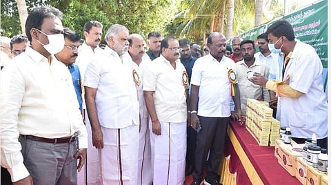 படவிளக்கம்: வேடசந்தூரில் அஸ்வகந்தா மூலிகை சாகுபடியை துவக்கவிழாவில் மூலிகை மருந்துகள் கண்காட்சியை பார்வையிட்ட சுகாதாரத்துறை அமைச்சர் மா.சுப்பிரமணி. உடன் அமைச்சர்கள் ஐ.பெரியசாமி, அர.சக்கரபாணி.