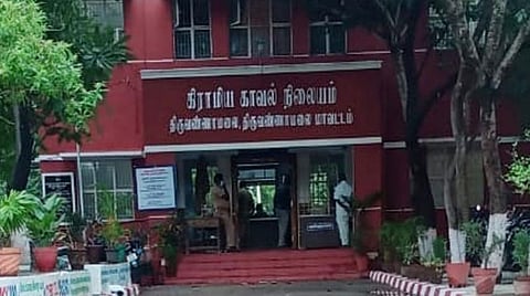 கொலை வழக்கில் கைதான 17 வயது தூத்துக்குடி சிறுவன் தப்பியோட்டம்: கரும்பு தோட்டத்தில் தஞ்சமடைந்தவர் சிக்கினார்