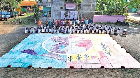 'சுற்றுச்சூழலை பாதுகாப்போம்' என்ற தலைப்பில் உலக சாதனை முயற்சியாக கைரேகை பதிவு விழிப்புணர்வு ஓவியம் வரைதல் நிகழ்வில் பங்கேற்ற மாணவர்கள்.