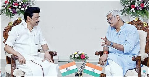 சென்னை கலைவாணர் அரங்கத்தில் முதல்வர் மு.க.ஸ்டாலினை, மத்திய நீர்வளத் துறை அமைச்சர் கஜேந்திர சிங் ஷெகாவத் நேற்று சந்தித்துப் பேசினார்.