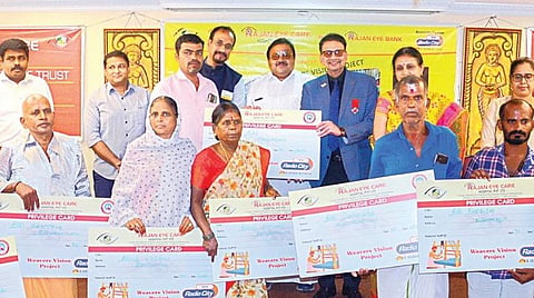 சென்னையில் நேற்று நெசவாளர் கண்ணொளித் திட்டத்தை  தொடங்கிவைத்து, நெசவாளர்களுக்கு கண் பரிசோதனை, அறுவை சிகிச்சைக்கான முன்னுரிமை அட்டையை வழங்கினார் விஷ்ணு பிரசாத் எம்.பி. படம்: பு.க.பிரவீன்