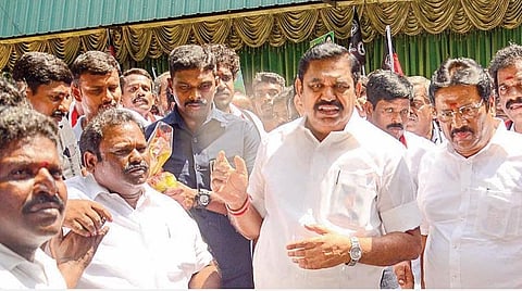 பழனிசாமி முன்னிலையில் திமுகவினர் 250 பேர் அதிமுகவில் இணைந்தனர்
