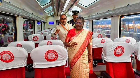 திரிபுரா மாநிலம் அகர்தலா ரயில் நிலையத்தில் அகர்தலா-கொல்கத்தா, அகர்தலா கோங்சங் ஜனசதாப்தி ரயில் சேவை தொடக்க நிகழ்ச்சியில் நேற்று பங்கேற்ற குடியரசுத் தலைவர் திரவுபதி முர்மு.படம்: பிடிஐ
