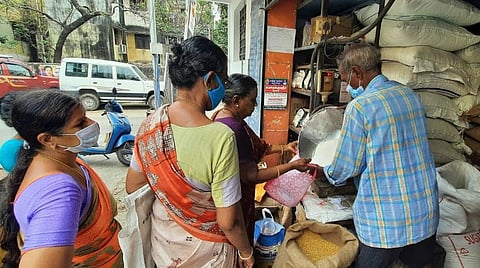 பல்பொருள் அங்காடிகளாக மாறும் ரேஷன் கடைகள் ரூ.10 மதிப்பில் மளிகைப் பொருட்கள் விற்க நடவடிக்கை