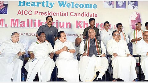 காங்கிரஸ் கட்சி தலைவராக போட்டியிடும் மல்லிகார்ஜுன கார்கே, தமிழக காங்கிரஸாரிடம் ஆதரவு கோரி சத்தியமூர்த்தி பவனுக்கு நேற்று வருகை தந்தார். அங்கு நடைபெற்ற கூட்டத்தில் அவருடன் காங்கிரஸ் முன்னாள் தலைவர்கள் ஈ.வி.கே.எஸ்.இளங்கோவன், சு.திருநாவுக்கரசர், கே.வீ.தங்கபாலு உள்ளிட்டோர். படம்: ம.பிரபு