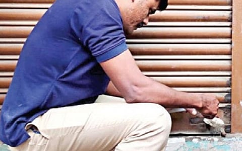 கோவை கோட்டைமேட்டில் பிஎஃப்ஐ அலுவல கத்துக்கு சீல் வைத்த அதிகாரி.