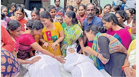 பிரேதப் பரிசோதனைக்குப் பிறகு சத்யா மற்றும் அவரது தந்தை மாணிக்கம் உடல்களை பார்த்து கதறி அழுத உறவினர்கள் . படங்கள்: எம்.முத்துகணேஷ்