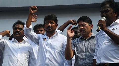 வள்ளுவர் கோட்டத்தில் நடந்த திமுக கண்டன ஆர்ப்பாட்டத்தில் உதயநிதி ஸ்டாலின்