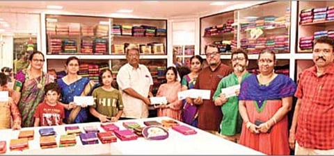 ‘இந்து தமிழ் திசை’ நாளிதழ் சார்பில் நடத்தப்பட்ட கொலு கொண்டாட்டம் போட்டியில் தேர்வான 9 வாசகர்களுக்கு பரிசுகள்