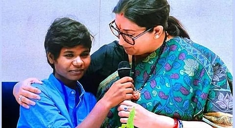 பர்வீனை கட்டியணைத்து தேற்றிய அமைச்சர்.