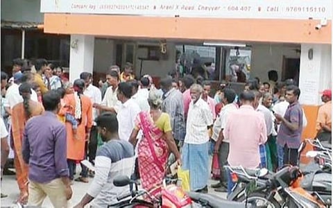 செய்யாறில் உள்ள தனியார் நிதி நிறுவனத்தை நேற்று முற்றுகையிட்ட பொதுமக்கள்.