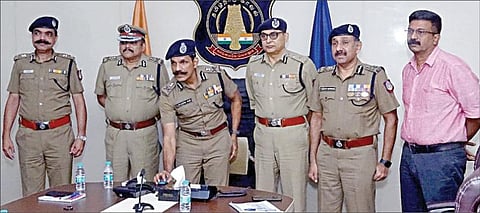 போலீஸாரின் செயல்திறனை மேம்படுத்தவும், குற்ற ஆவணங்களை பதிவு செய்யவும் காவல்துறையில் ‘ஸ்மார்ட் காவலர்’ செயலி அறிமுகம் செய்து வைத்த டிஜிபி சைலேந்திரபாபு. காவல் ஆணையர்கள் சங்கர் ஜிவால் (சென்னை), சந்தீப் ராய் ரத்தோர் (ஆவடி), அமல்ராஜ் (தாம்பரம்) ஆகியோர் உடன் உள்ளனர்.