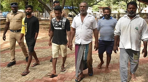 ராநமாதபுரம் நீதிமன்றத்தில் ஆஜர்படுத்த அழைத்துவரப்பட்ட 5 இலங்கை மீனவர்கள்.   