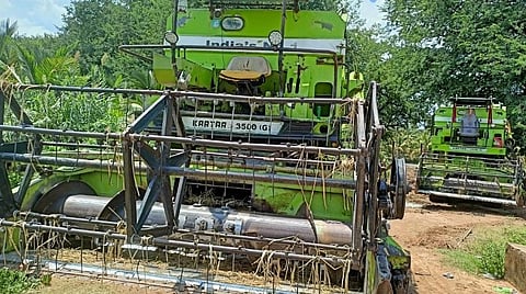 மழையினால் வயல்கள் சேறாக மாறிவிட்டதால் மார்க்கையன்கோட்டை அருகே நெல் அறுவடை இயந்திரங்கள் வெறுமனே நிறுத்தி வைக்கப்பட்டுள்ளன | படம்: என்.கணேஷ்ராஜ்