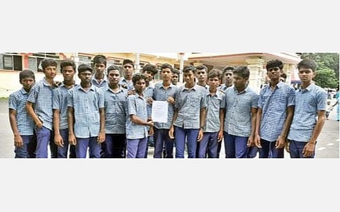 4 ஆசிரியர்களை மீண்டும் நியமிக்க வலியுறுத்தி தி.மலை மாவட்ட ஆட்சியர் பா.முருகேஷிடம் மனு அளித்த சேவூர் அரசு மேல்நிலை பள்ளி மாணவர்கள். படம்: இரா.தினேஷ்குமார்.