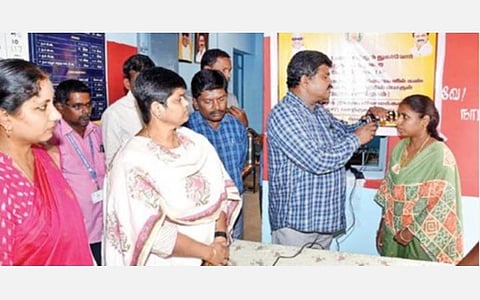 அரியலூர் மாவட்டம் மருவத்தூரில் கண் கருவிழி சரிபார்ப்பு மூலம் ரேஷன் பொருட்கள் வழங்கும் திட்டத்தை தொடங்கி வைத்துப் பார்வையிடுகிறார் ஆட்சியர் பெ.ரமண சரஸ்வதி.