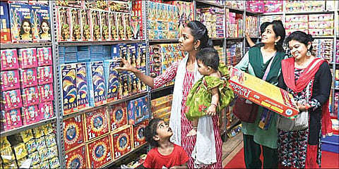 தீபாவளியை முன்னிட்டு, சென்னை தீவுத்திடலில் பட்டாசு விற்பனை நேற்று தொடங்கியது. இதில் ஆர்வத்துடன் பட்டாசுகளை வாங்கும் பெண்கள். படம்: ம.பிரபு