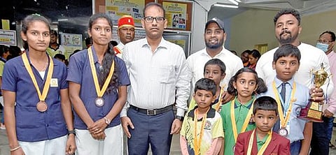 ஜூடோ போட்டியில் தங்கப்பதக்கம்: மாணவர்களுக்கு ஆட்சியர் வாழ்த்து