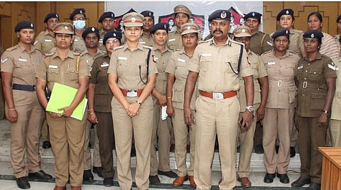 மாநகர காவல்துறையின் சார்பில் தொடங்கப்பட்டுள்ள ‘போலீஸ் அக்கா’ திட்டத்தில் ஈடுபடுத்தப்பட்டுள்ள பெண் காவலர்களுடன் மாநகர காவல் ஆணையர் வே.பாலகிருஷ்ணன். அருகில் துணை ஆணையர் சுஹாசினி உள்ளிட்டோர். 
