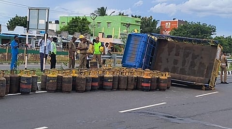 மதுரையில் இருந்து விருதுநகர் நோக்கி சிலிண்டர் ஏற்றி வந்த வேன் சக்கரம் வெடித்து விபத்துக்குள்ளானது