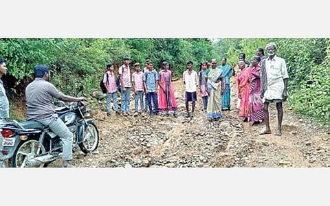 ஜவ்வாதுமலை அடுத்த சேராமந்தை உள்ளிட்ட மலை கிராமங்களில் இருந்து நல்லாப்பட்டு சந்திப்புக்கு செல்லும் சாலை கற்கள் நிறைந்தும், குண்டும், குழியுமாக உள்ளது.