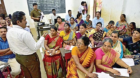 கல்வித்துறையில் புதிய மாற்றங்களை கொண்டு வர திட்டம்: அரசு பள்ளி ஆசிரியர்களை மதிப்பிடும் 65 கேள்விகள்