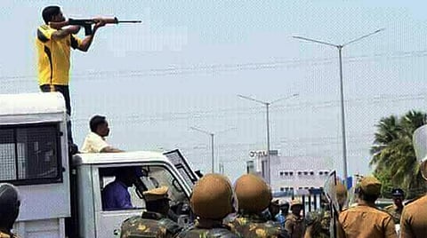 தூத்துக்குடியில் துப்பாக்கிச் சூடு நடத்திய போலீஸார். (கோப்புப் படம்)