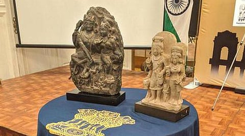 கடத்தப்பட்ட சாமி சிலைகள் உட்பட ரூ.33 கோடி மதிப்பிலான 307 பழங்கால கலை பொருட்களை இந்தியாவிடம் ஒப்படைத்தது அமெரிக்கா