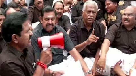 போராட்டக் களத்தில் இபிஎஸ்