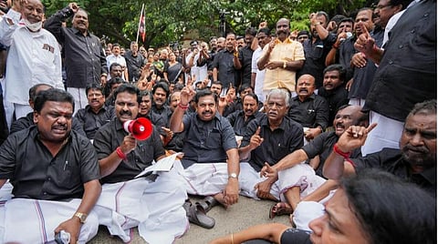 சென்னையில் தடையை மீறி அதிமுகவினர் உண்ணாவிரதம் | பழனிசாமி உள்ளிட்ட 1,300 பேர் கைது - கட்சியை உடைக்க சதி செய்வதாக ஆவேசம்