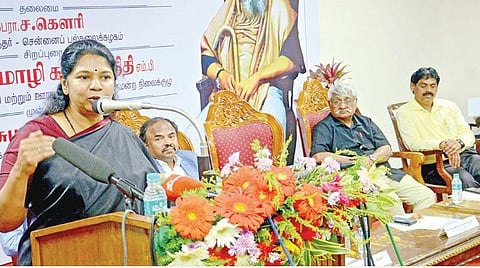 சென்னையில் நேற்று நடந்த சொற்பொழிவில்  பேசுகிறார் கனிமொழி எம்பி. சமூக நீதி கண்காணிப்புக் குழுத் தலைவர் சுப.வீரபாண்டியன், துணைவேந்தர் ச.கவுரி ஆகியோர் உடனிருந்தனர். படம்: பு.க.பிரவீன்
