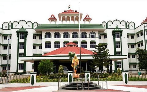 தேவர் சிலைக்கு அணிவிக்கப்படும் தங்க கவசத்தை இபிஎஸ் தரப்பிடம் தருவதற்கு ஓபிஎஸ் கடும் எதிர்ப்பு: உயர் நீதிமன்றத்தில் விசாரணை அக். 26-க்கு தள்ளிவைப்பு